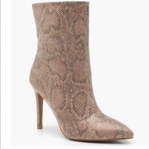 Snack print sock boot size 7